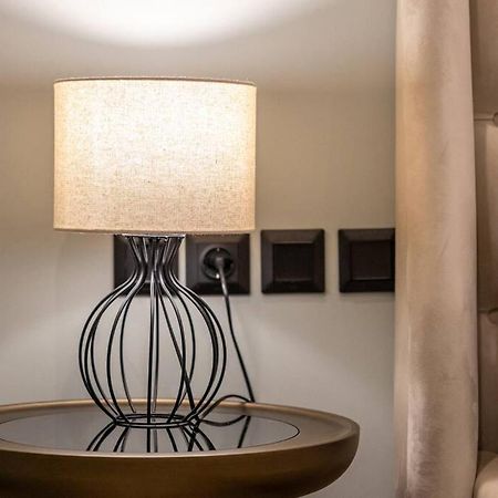 Smaragdi Luxury Jacuzzi Apartment Noho Premium Living เอเธนส์ ภายนอก รูปภาพ
