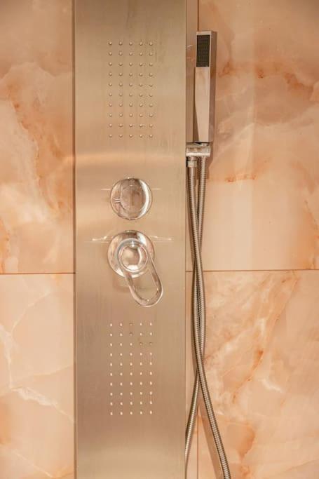 Smaragdi Luxury Jacuzzi Apartment Noho Premium Living เอเธนส์ ภายนอก รูปภาพ