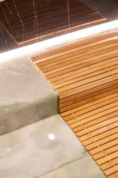 Smaragdi Luxury Jacuzzi Apartment Noho Premium Living เอเธนส์ ภายนอก รูปภาพ