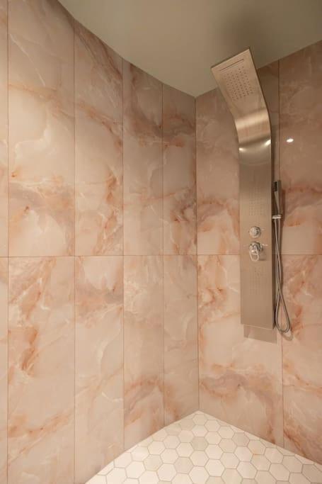 Smaragdi Luxury Jacuzzi Apartment Noho Premium Living เอเธนส์ ภายนอก รูปภาพ