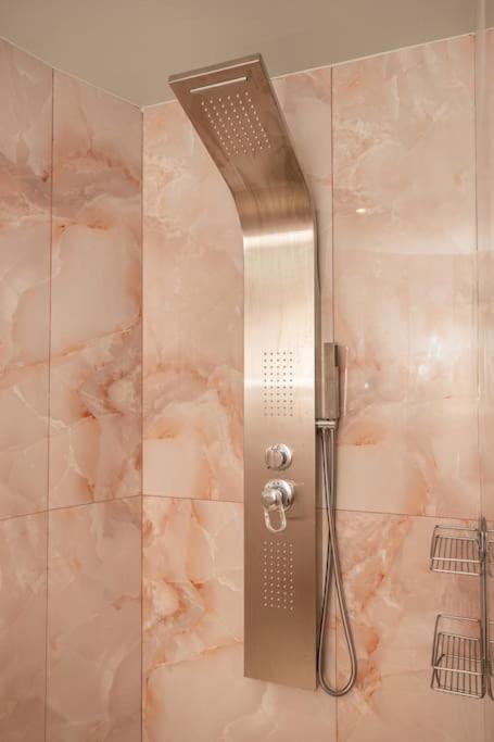 Smaragdi Luxury Jacuzzi Apartment Noho Premium Living เอเธนส์ ภายนอก รูปภาพ