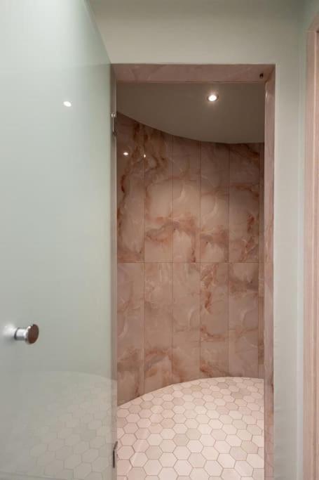 Smaragdi Luxury Jacuzzi Apartment Noho Premium Living เอเธนส์ ภายนอก รูปภาพ