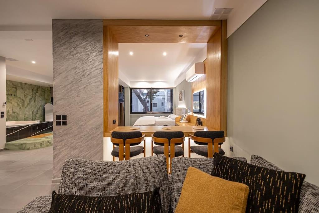Smaragdi Luxury Jacuzzi Apartment Noho Premium Living เอเธนส์ ภายนอก รูปภาพ
