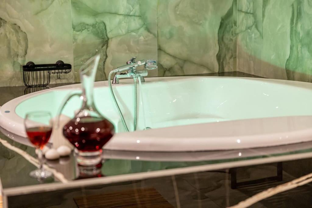 Smaragdi Luxury Jacuzzi Apartment Noho Premium Living เอเธนส์ ภายนอก รูปภาพ