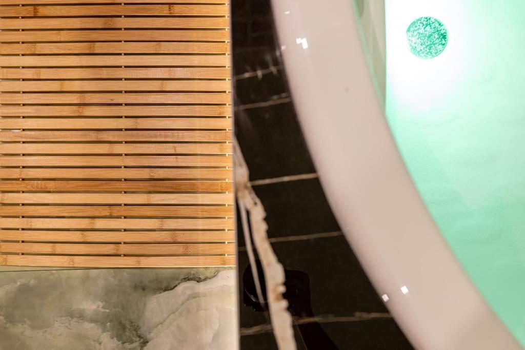 Smaragdi Luxury Jacuzzi Apartment Noho Premium Living เอเธนส์ ภายนอก รูปภาพ