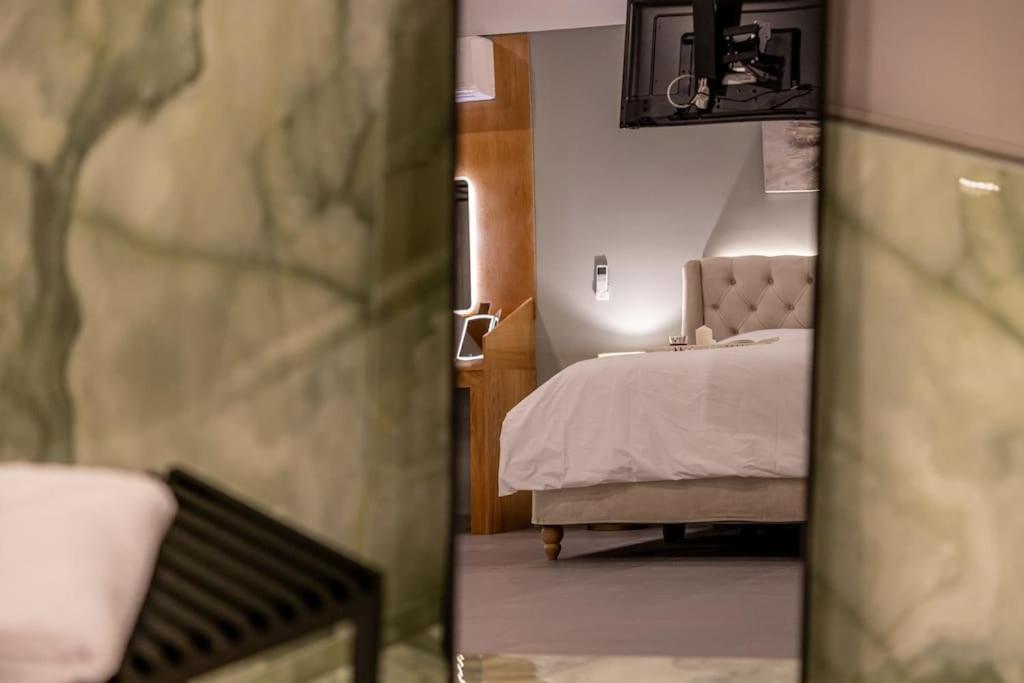 Smaragdi Luxury Jacuzzi Apartment Noho Premium Living เอเธนส์ ภายนอก รูปภาพ