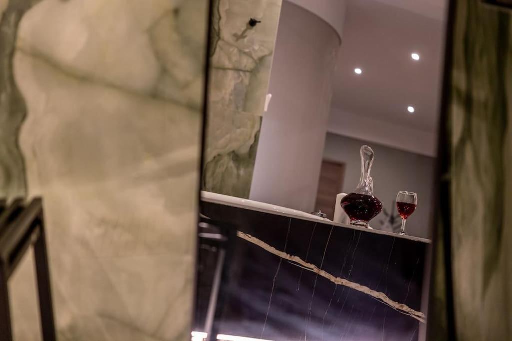 Smaragdi Luxury Jacuzzi Apartment Noho Premium Living เอเธนส์ ภายนอก รูปภาพ