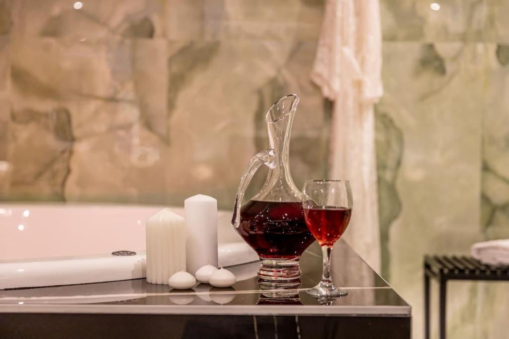Smaragdi Luxury Jacuzzi Apartment Noho Premium Living เอเธนส์ ภายนอก รูปภาพ
