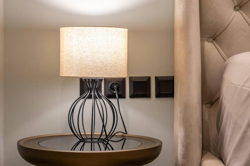 Smaragdi Luxury Jacuzzi Apartment Noho Premium Living เอเธนส์ ภายนอก รูปภาพ