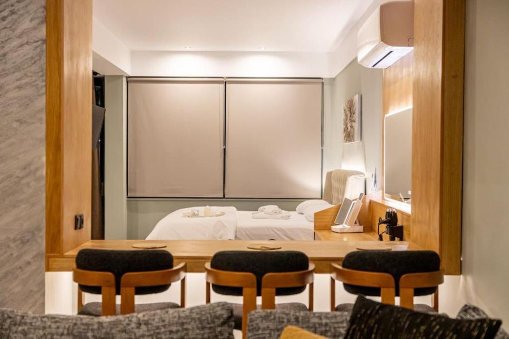 Smaragdi Luxury Jacuzzi Apartment Noho Premium Living เอเธนส์ ภายนอก รูปภาพ