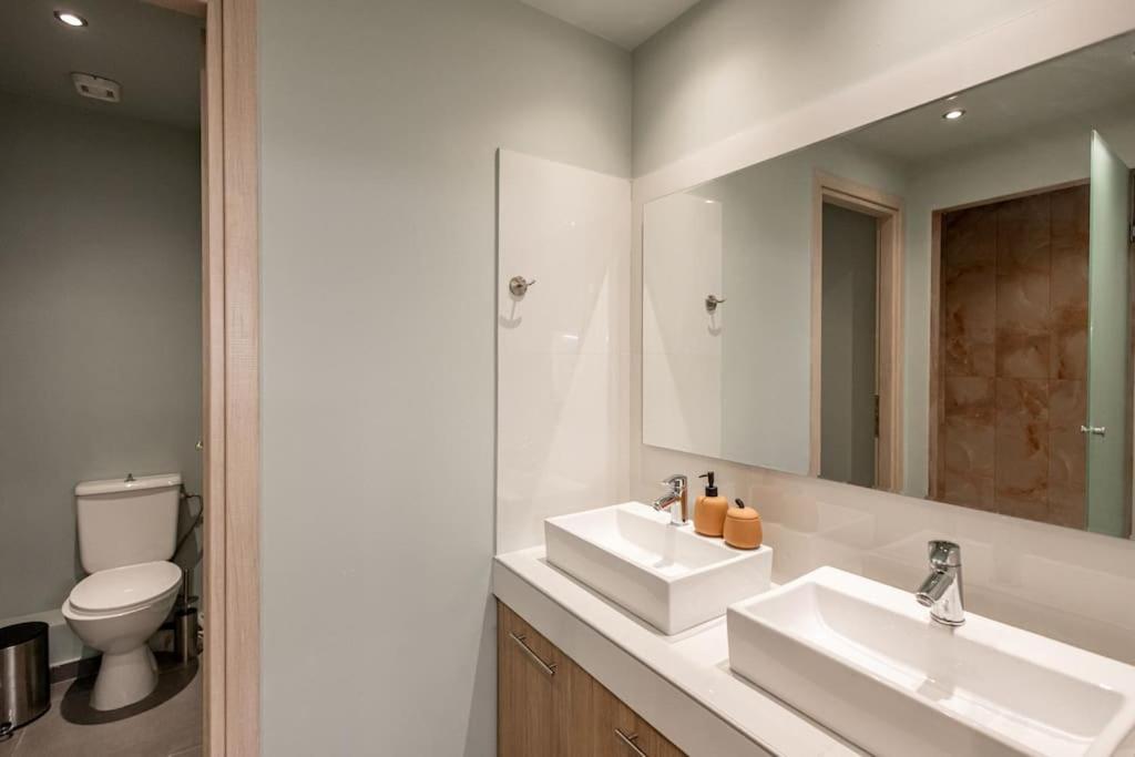 Smaragdi Luxury Jacuzzi Apartment Noho Premium Living เอเธนส์ ภายนอก รูปภาพ
