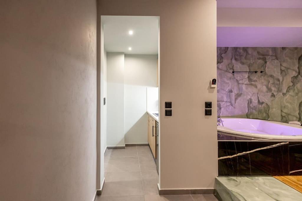 Smaragdi Luxury Jacuzzi Apartment Noho Premium Living เอเธนส์ ภายนอก รูปภาพ