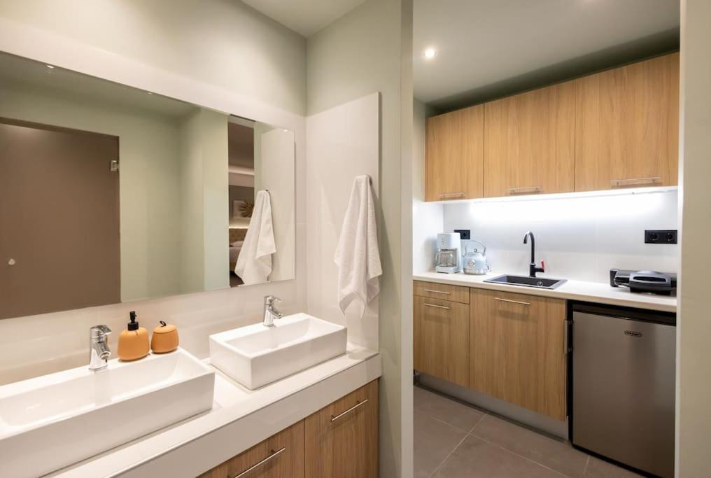Smaragdi Luxury Jacuzzi Apartment Noho Premium Living เอเธนส์ ภายนอก รูปภาพ