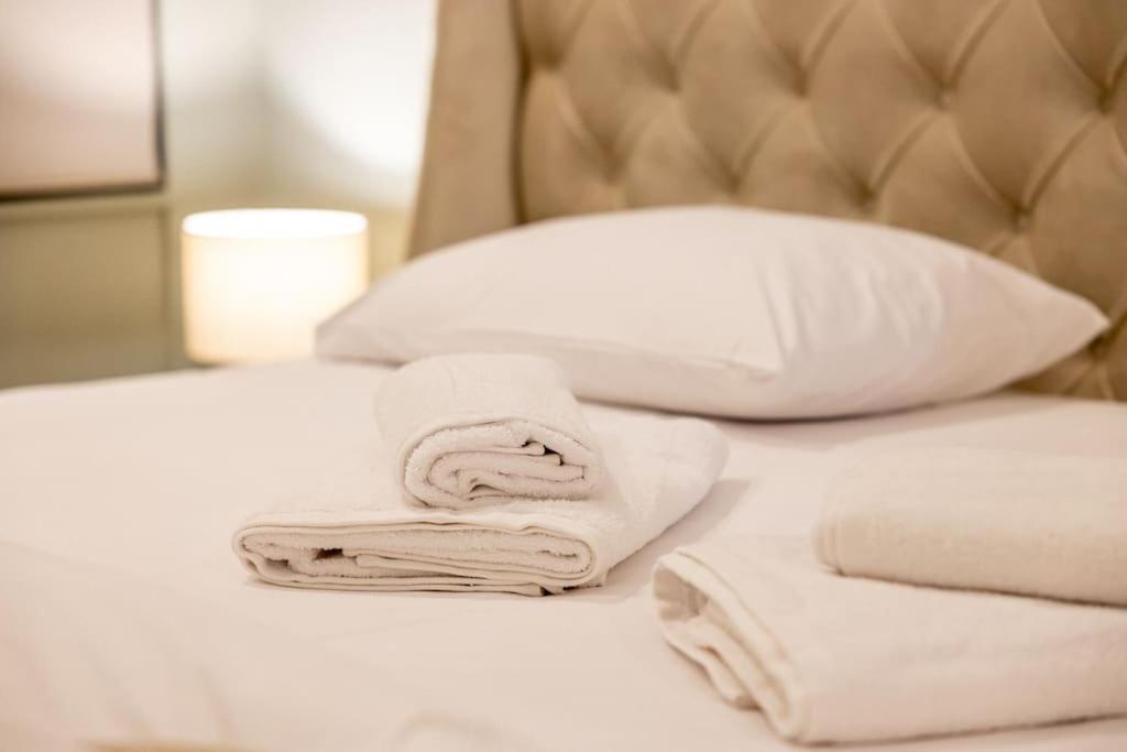 Smaragdi Luxury Jacuzzi Apartment Noho Premium Living เอเธนส์ ภายนอก รูปภาพ