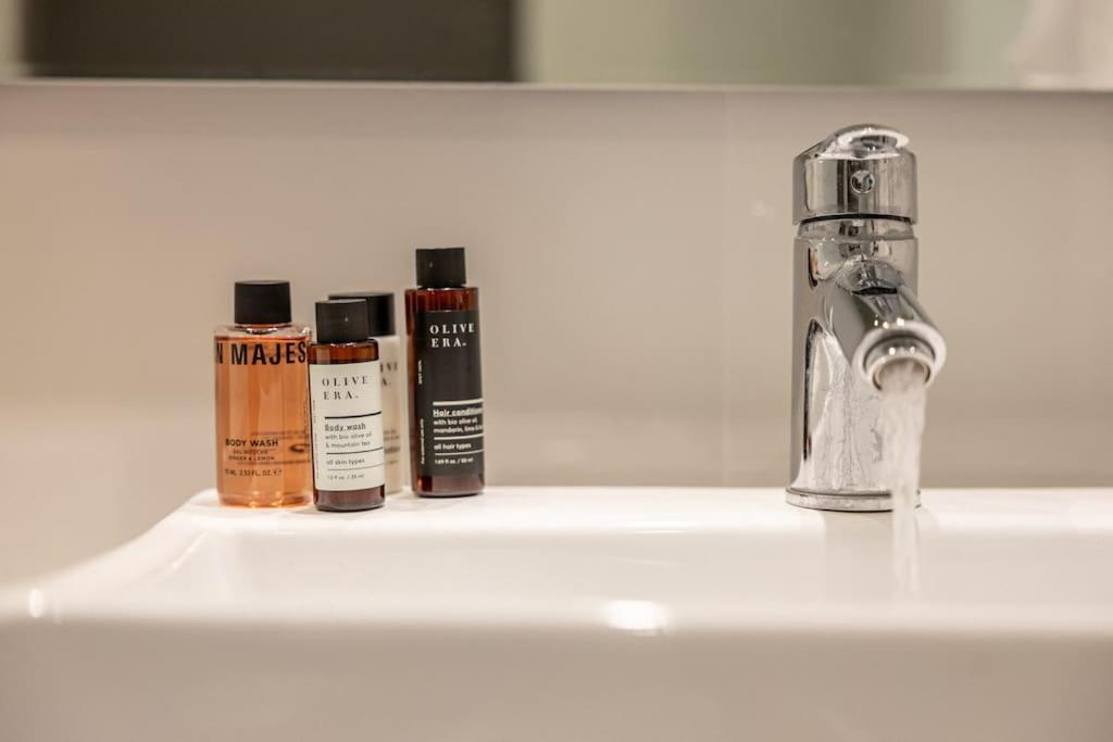 Smaragdi Luxury Jacuzzi Apartment Noho Premium Living เอเธนส์ ภายนอก รูปภาพ