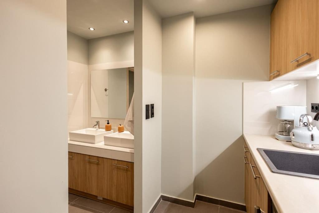 Smaragdi Luxury Jacuzzi Apartment Noho Premium Living เอเธนส์ ภายนอก รูปภาพ