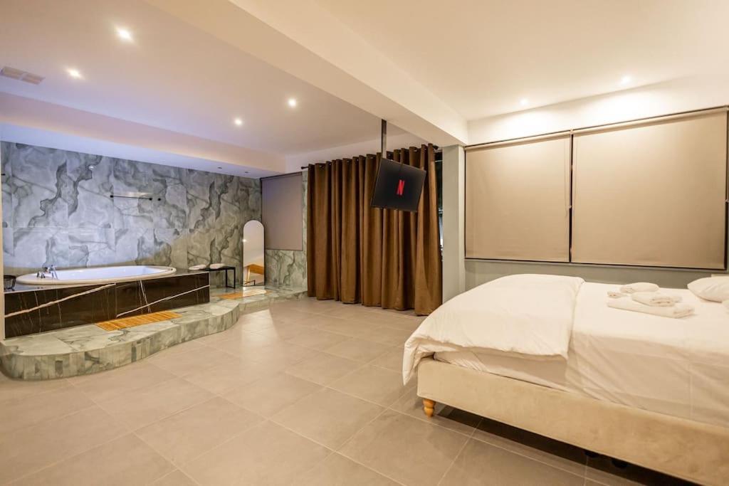 Smaragdi Luxury Jacuzzi Apartment Noho Premium Living เอเธนส์ ภายนอก รูปภาพ