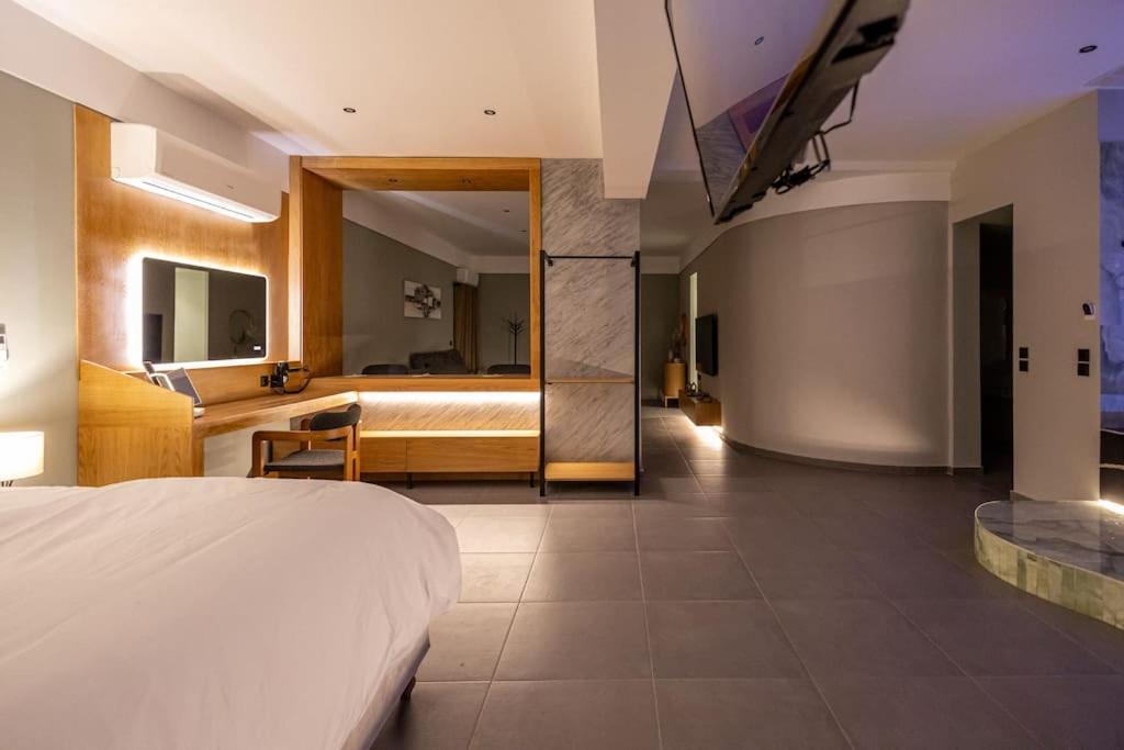 Smaragdi Luxury Jacuzzi Apartment Noho Premium Living เอเธนส์ ภายนอก รูปภาพ