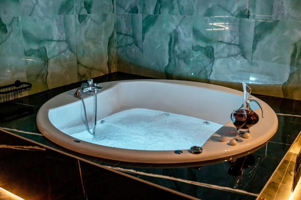 Smaragdi Luxury Jacuzzi Apartment Noho Premium Living เอเธนส์ ภายนอก รูปภาพ