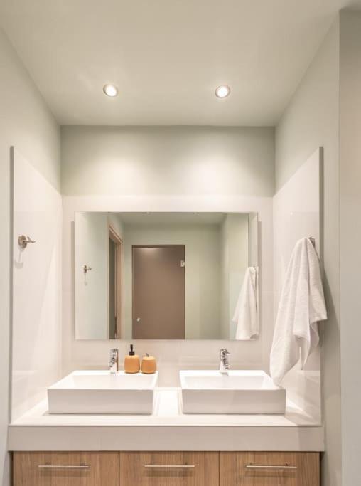 Smaragdi Luxury Jacuzzi Apartment Noho Premium Living เอเธนส์ ภายนอก รูปภาพ