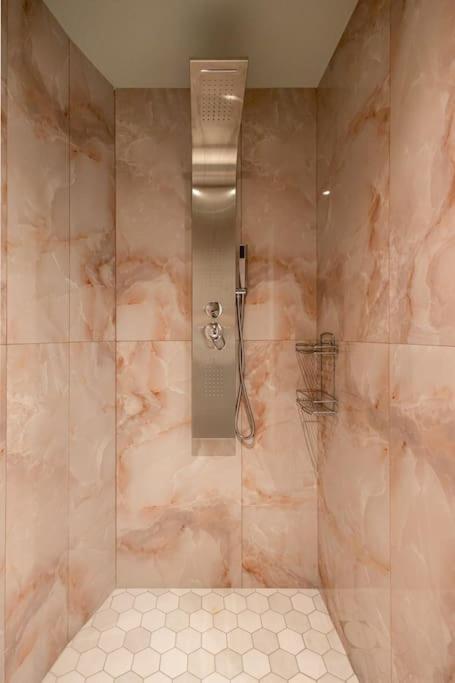 Smaragdi Luxury Jacuzzi Apartment Noho Premium Living เอเธนส์ ภายนอก รูปภาพ