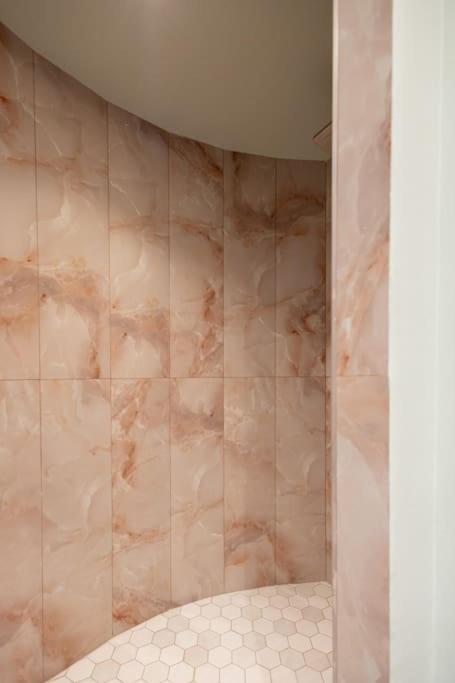 Smaragdi Luxury Jacuzzi Apartment Noho Premium Living เอเธนส์ ภายนอก รูปภาพ