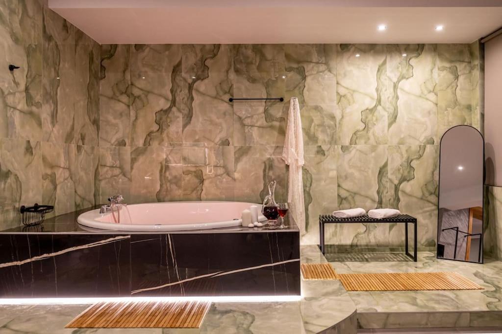 Smaragdi Luxury Jacuzzi Apartment Noho Premium Living เอเธนส์ ภายนอก รูปภาพ