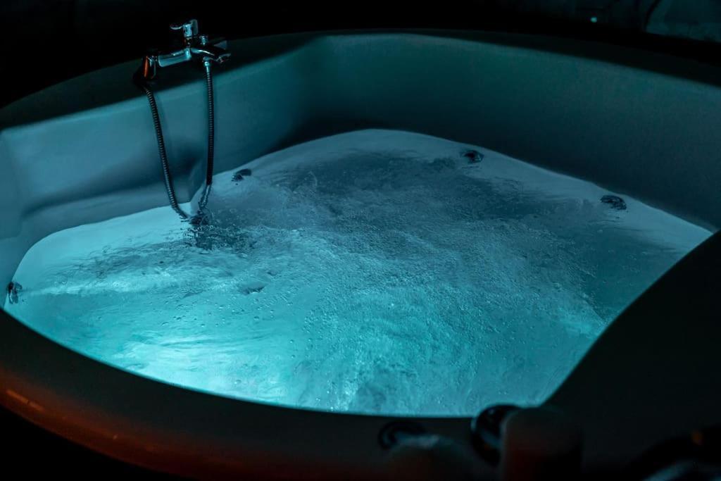 Smaragdi Luxury Jacuzzi Apartment Noho Premium Living เอเธนส์ ภายนอก รูปภาพ
