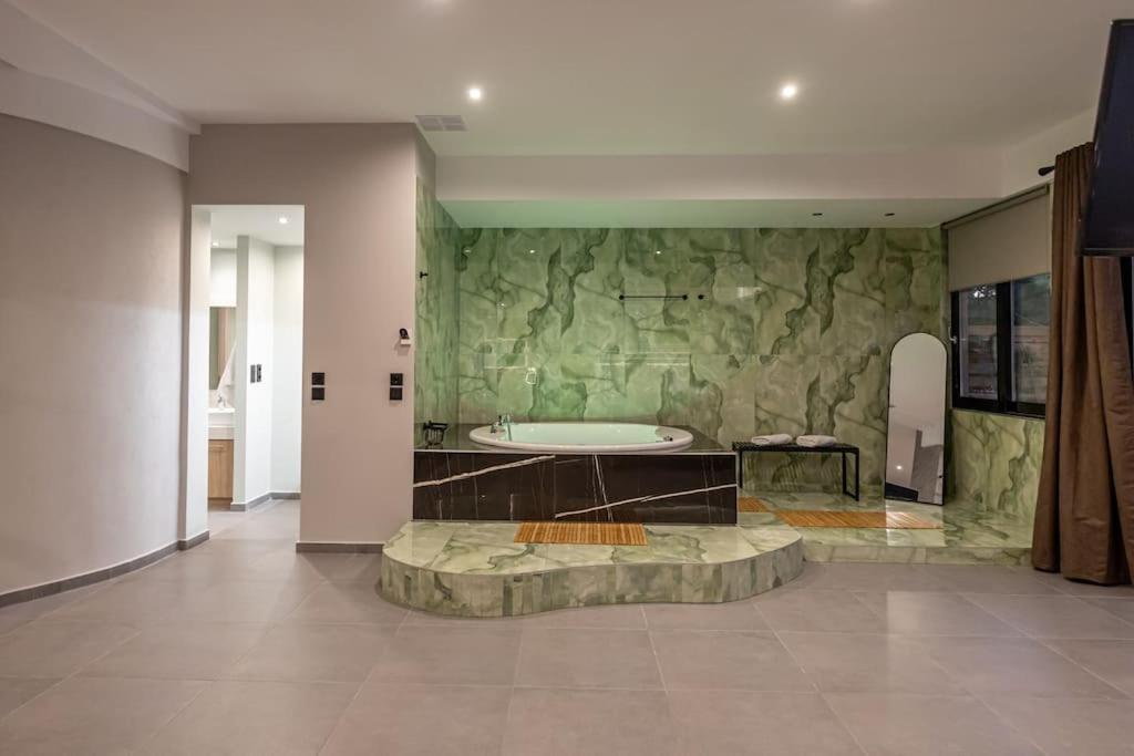 Smaragdi Luxury Jacuzzi Apartment Noho Premium Living เอเธนส์ ภายนอก รูปภาพ