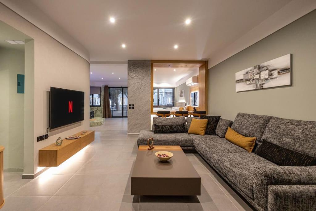 Smaragdi Luxury Jacuzzi Apartment Noho Premium Living เอเธนส์ ภายนอก รูปภาพ